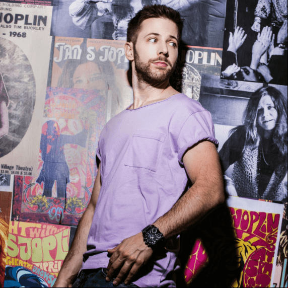 'Carlos', interpretado por Luis Arrieta, será hermano de Marcus Ornellas y también peleará por el amor de 'Paulina'.