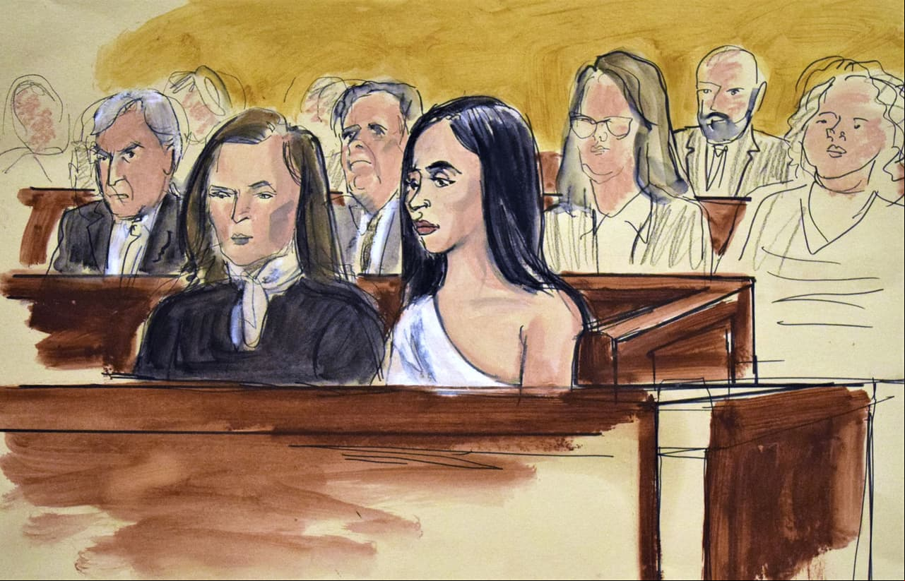 Desde que su esposo fuera detenido en 2016 en México y posteriormente extraditado a Estados Unidos acusado de introducir 155 toneladas de cocaína a la Unión Americana, Corona ha estado al pendiente de él.