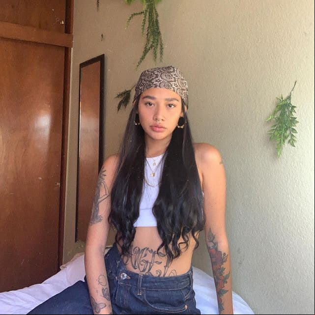 Lizeth Selene es una joven originaria de Acapulco, Guerrero, quien comenzó su carrera como cantante. Algunos de sus temas más destacados son: ‘Pegao’ y ‘3 para las 10’.