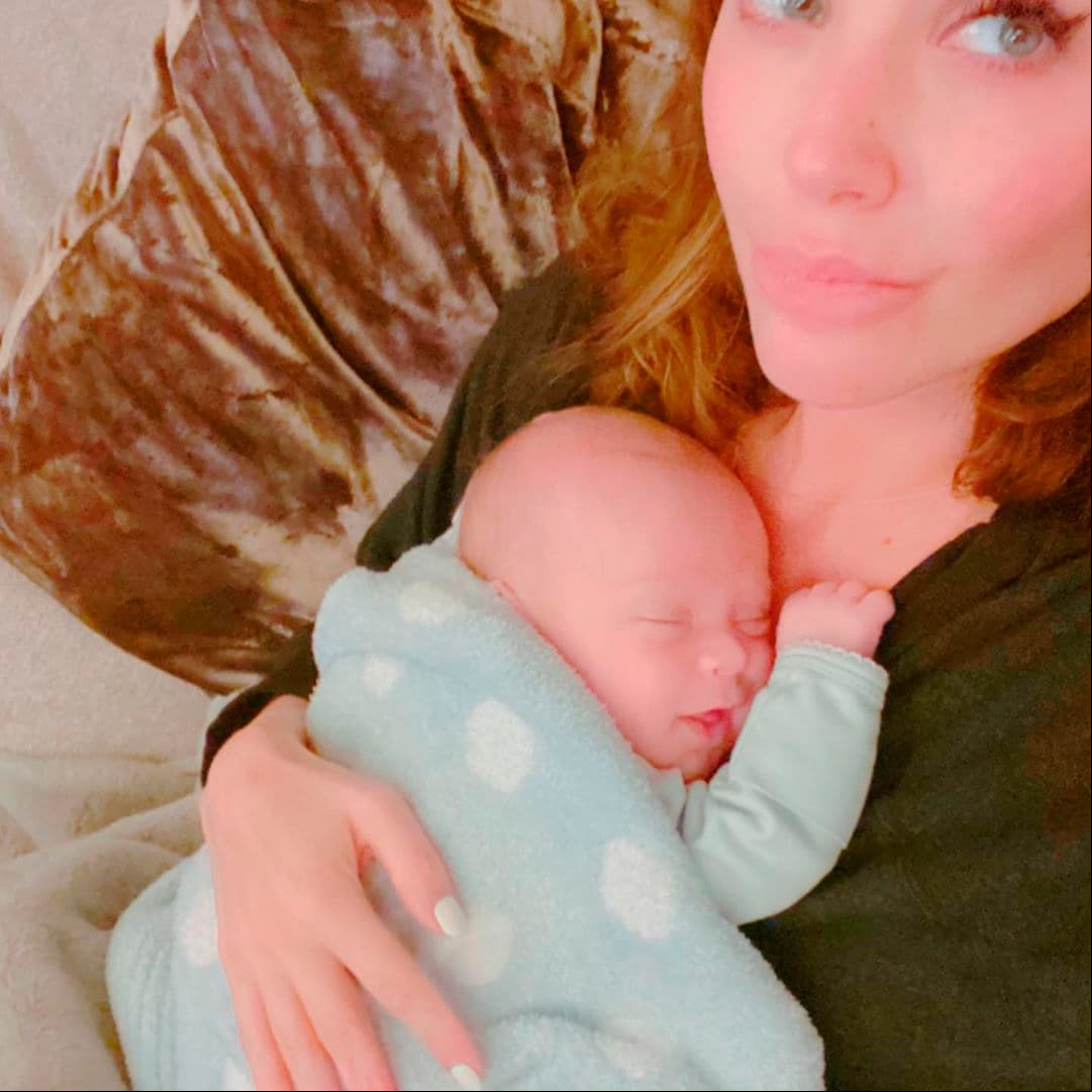 En los últimos meses, Anahí ha compartido más detalles sobre la maternidad a través de su sitio web y en Instagram, donde anunció que el pasado 2 de febrero llegó a sus vidas el pequeño Emiliano.