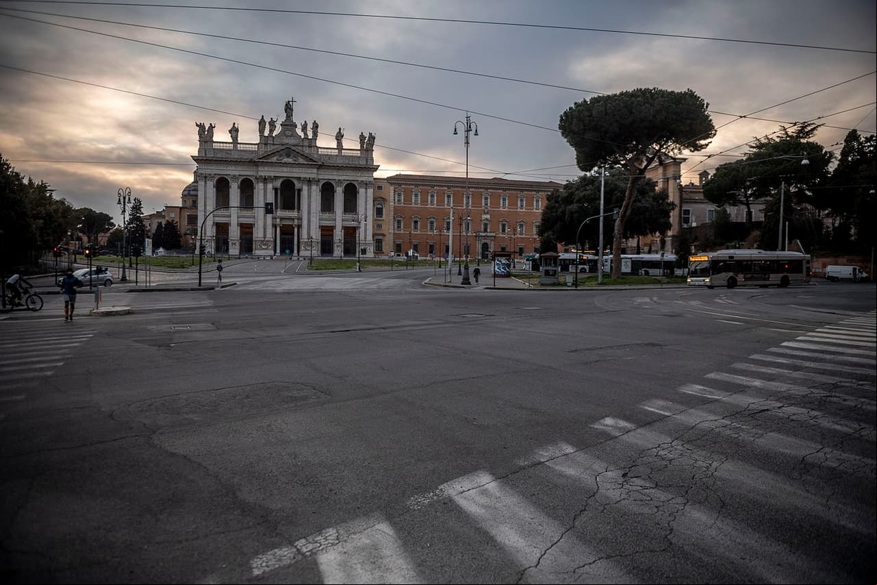 Roma, Italia.
<br>
<br>Así luce la Basílica de San Giovanni, en Laterano, completamente vacía y sin transito durante la emergencia del Cornavirus, cuya imagen fue tomada el 17 de marzo de 2020. El gobierno Italia continúa aplicando las medidas necesarias para evitar la propagación del COVID-19 en dicho país.