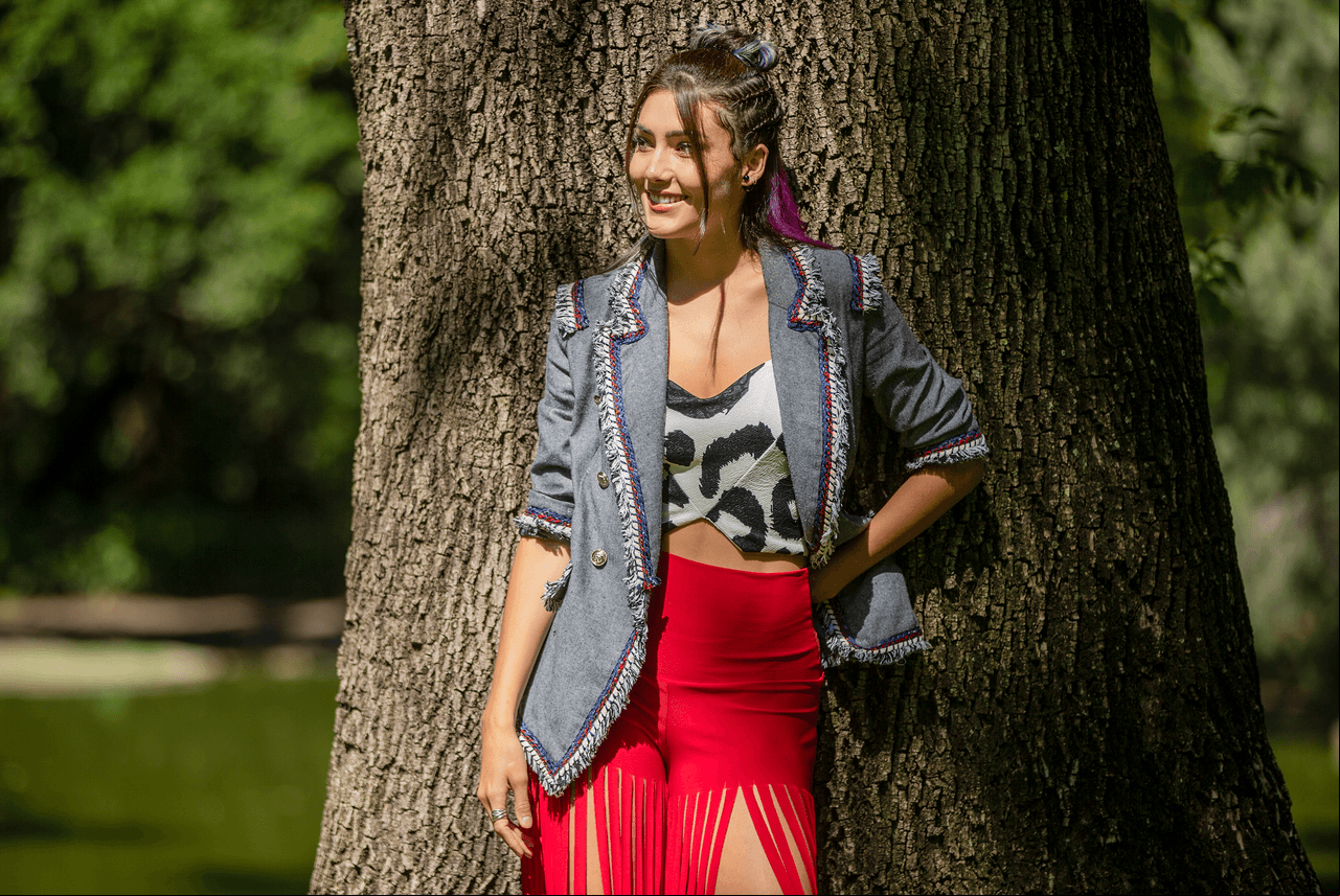 Daniela Álvarez interpreta a "Viiyéri Neiya", la mejor amiga de "Katya" e hija de "Isis" y "Bonifacio".
