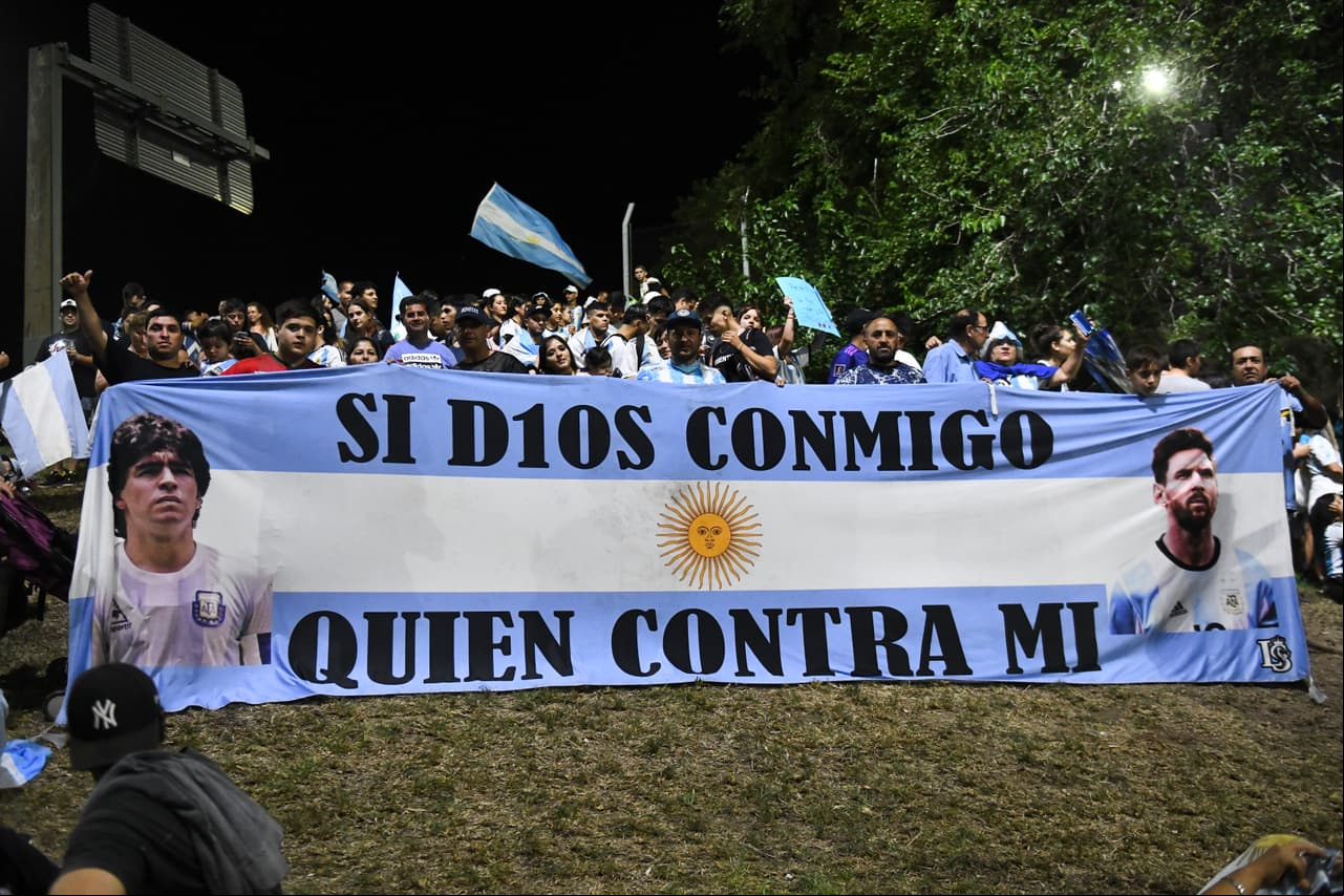 Festejos de la selección argentina en Buenos Aires tras ganar el Mundial Qatar 2022.