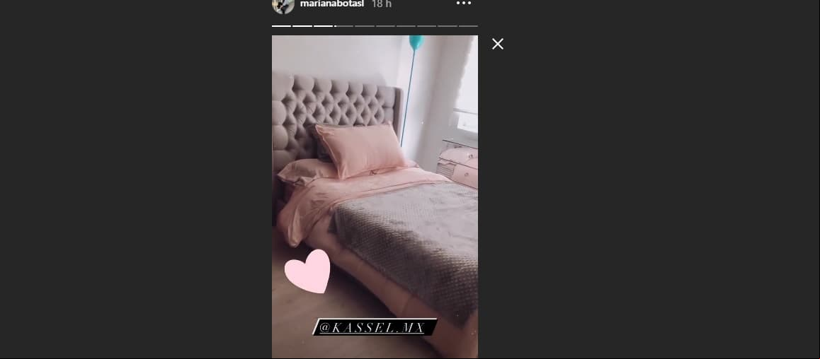 Uno de los primeros rincones que dejó ver fue su recámara, la cual cuenta con muebles en tonos grises, que hacen juego a la perfección con las paredes blancas.