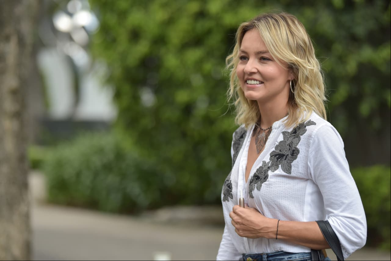 "Elisa Cantú" (Angelique Boyer) es una mujer que vive del arte y las emociones cuyo día se derrumba y se verá envuelta en un imperio de mentiras.