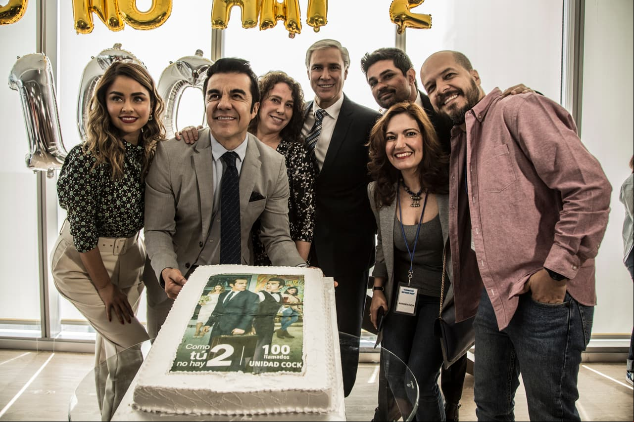 Aquí el talento y el equipo de producción celebrando los 100 llamados.