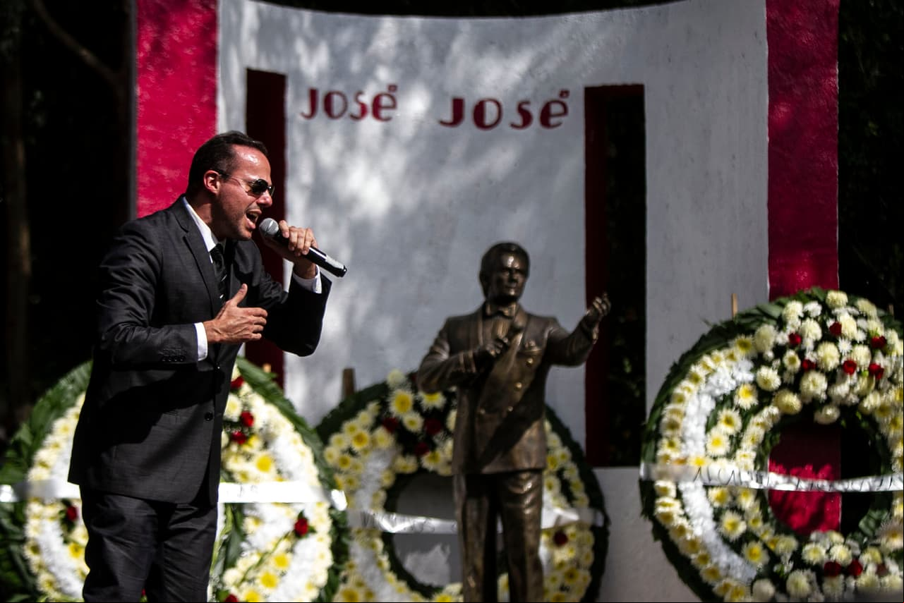 La música de ‘El Príncipe de la Canción’ también sonó en el Parque de la China, lugar donde decenas de personas lo esperaban. Durante su estancia, José Joel, hijo mayor del cantante, interpretó ‘Lo pasado, pasado’, mientras que ‘Las Golondrinas’ fue el tema con el que despidieron al intérprete mexicano.