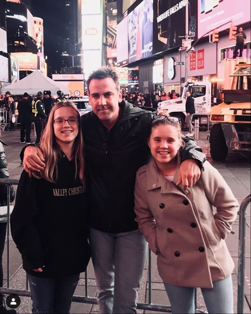 “Hay momentos en la vida de un padre que te llenan por completo, este es sin duda uno de ellos. Sienna y Savannah son mi bendición. ¡Cuidado, gemelas al volante!”, escribió Carlos Ponce en Instagram para mostrar el momento en el que sus hijas, de 17 años, reciben un lujoso automóvil.