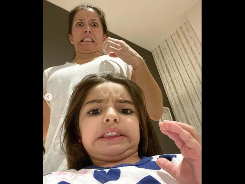 Fue a través de su cuenta oficial de Instagram que la esposa de Eugenio Derbez publicó una serie de selfies que días atrás se tomó Aitana, de cinco años de edad, mientras le secaban el cabello.