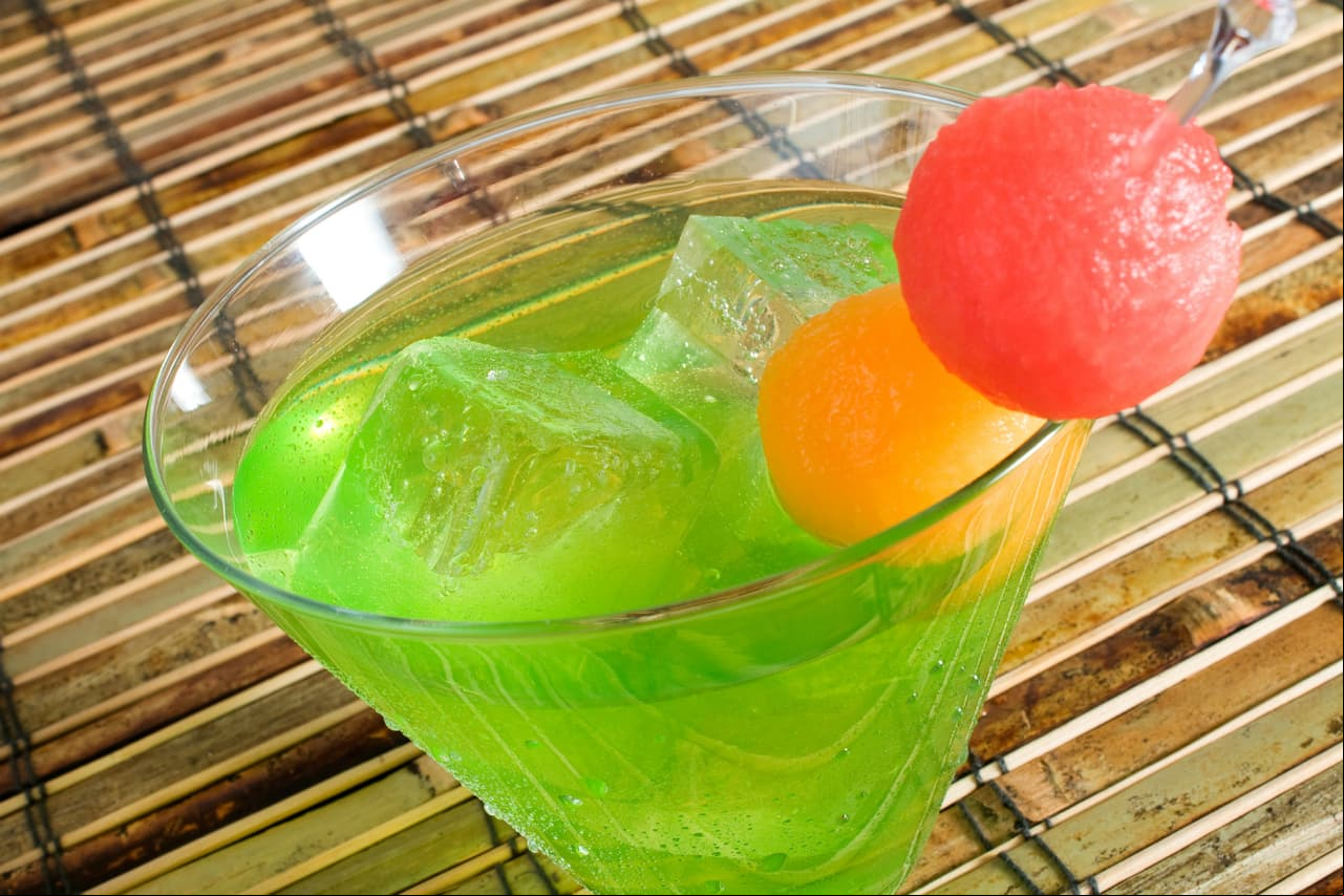 Midori. Esta bebida a base de melón, combinada con una limonada en una copa de cóctel hará que haya acción por la noche y a la mañana siguiente. ¡Pruébala!