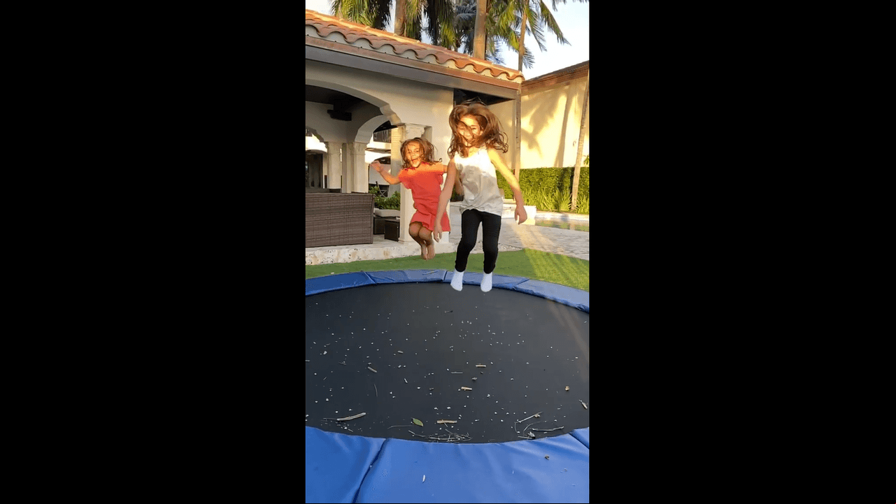 Otro de los espacios que más disfrutan sus hijas es el brincolín que está ubicado junto un área verde de la casa.