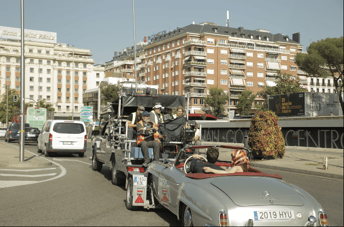 Así fue como se realizó esta escena: el auto era jalado por una grúa mientras los actores decían sus diálogos.