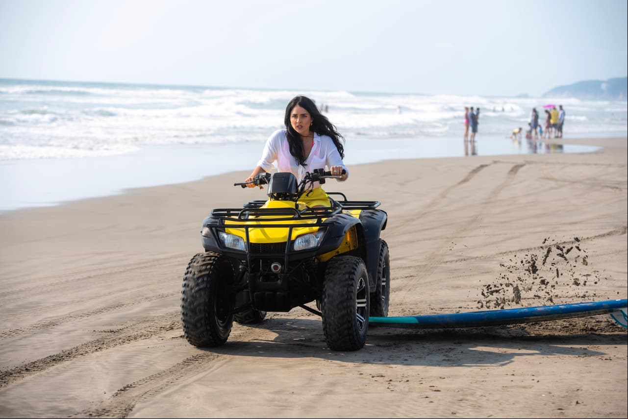 En la semana de estreno de 'Fuego Ardiente', 'Martina' (Claudia Martín) da un paseo por la playa cuando, sin quererlo, aplasta la tabla de surf de 'Gabriel' (Carlos Ferro).