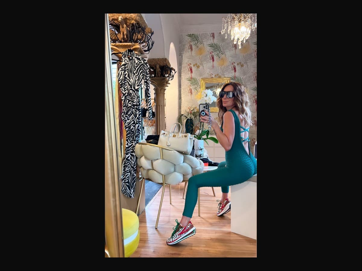 La actriz presumió su nuevo look con una foto frente al espejo.