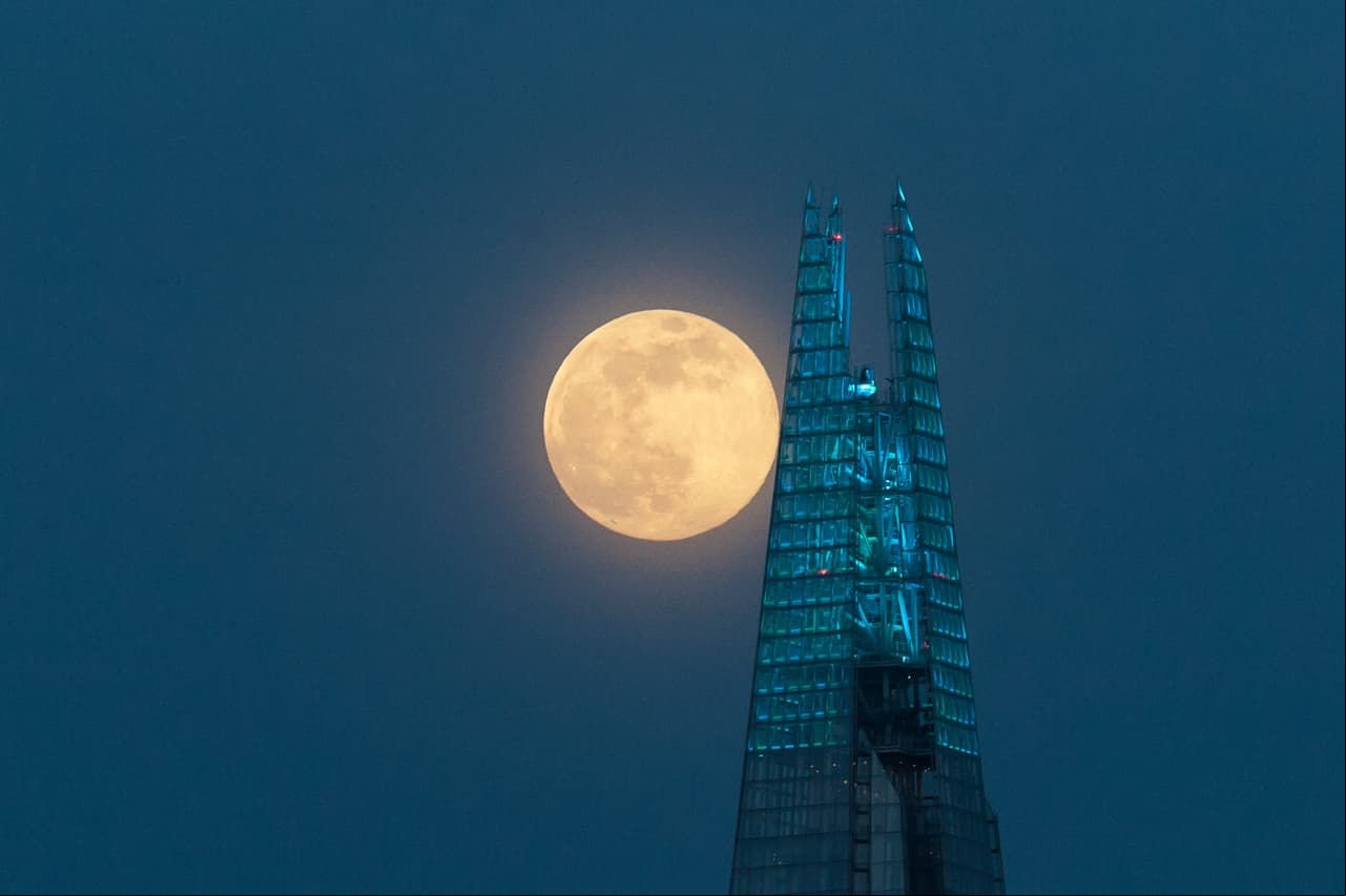 Una súper luna, también llamada luna llena, se eleva sobre el centro de Londres el 07 de abril de 2020 en Londres, Inglaterra.