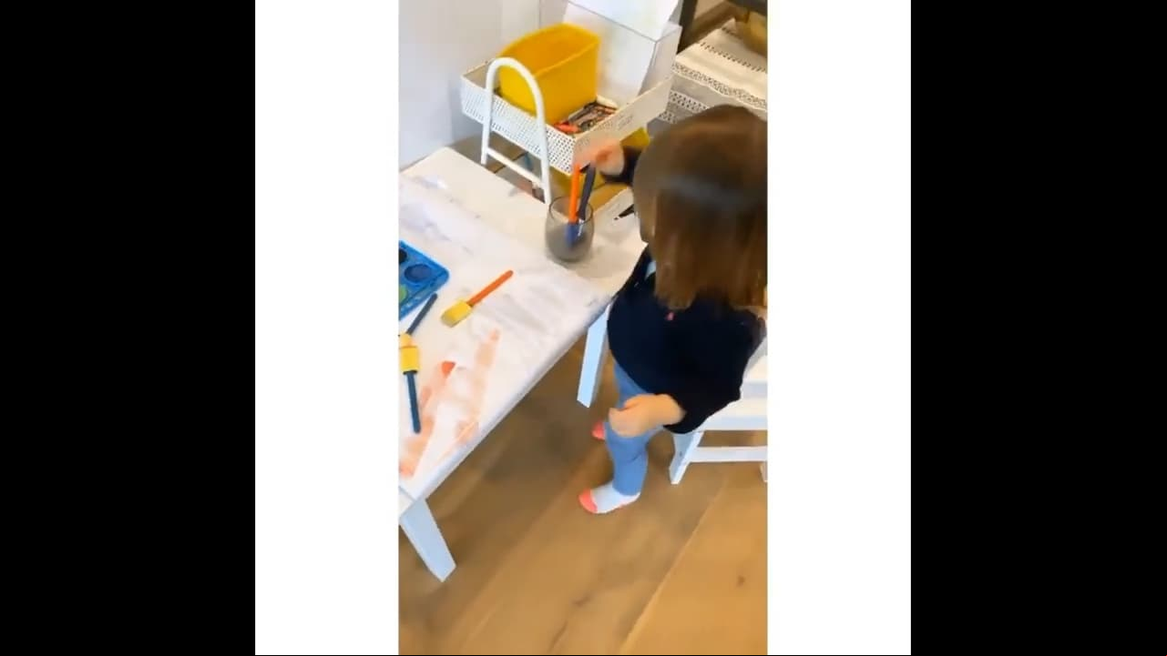 Además de contar con algunos juguetes, tiene un escritorio, un caballete para pintar y un pizarrón.