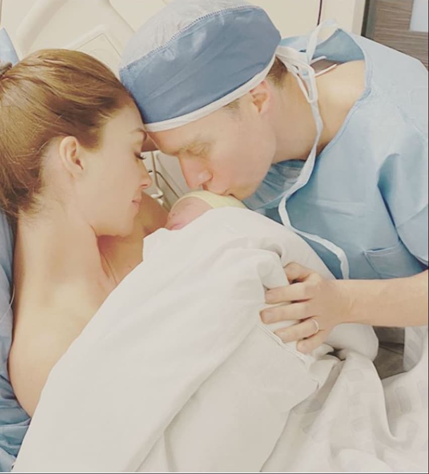 En octubre de 2019, Anahí compartió que estaba embarazada por segunda ocasión. Tras revelar que esperaba un niño, a quien llamó Emiliano, el pequeño nació el pasado 2 de febrero, y a pesar de que llegó un poco antes de lo planeado, tanto la mamá como el bebé están bien de salud.