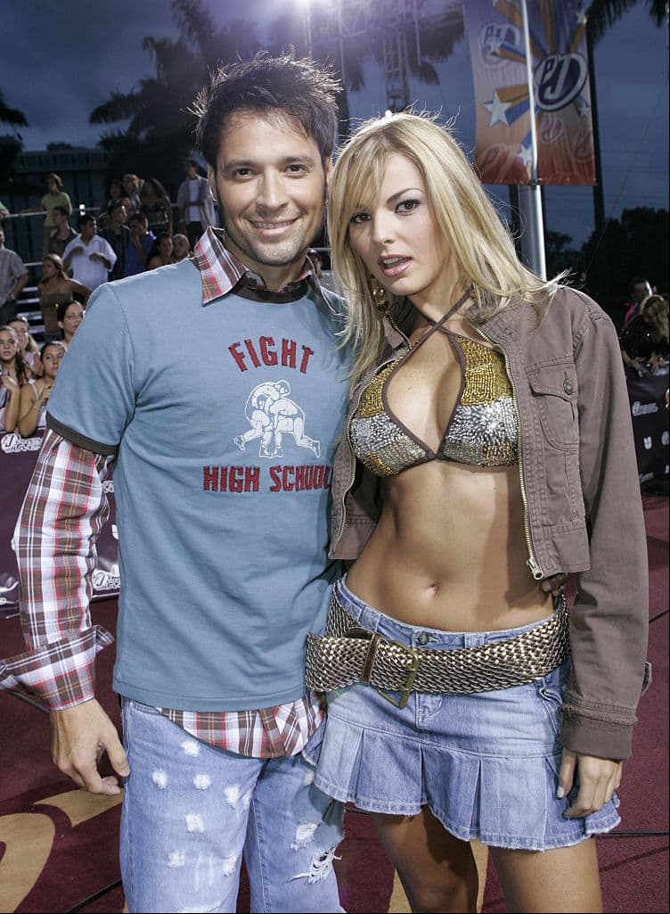 Antes de iniciar un tórrido romance con Julián Gil, en 2006, Marjorie de Sousa se casó con Ricardo Álamo, con quien únicamente duró un par de meses casada. ¡Conoce el fotos al actor venezolano!