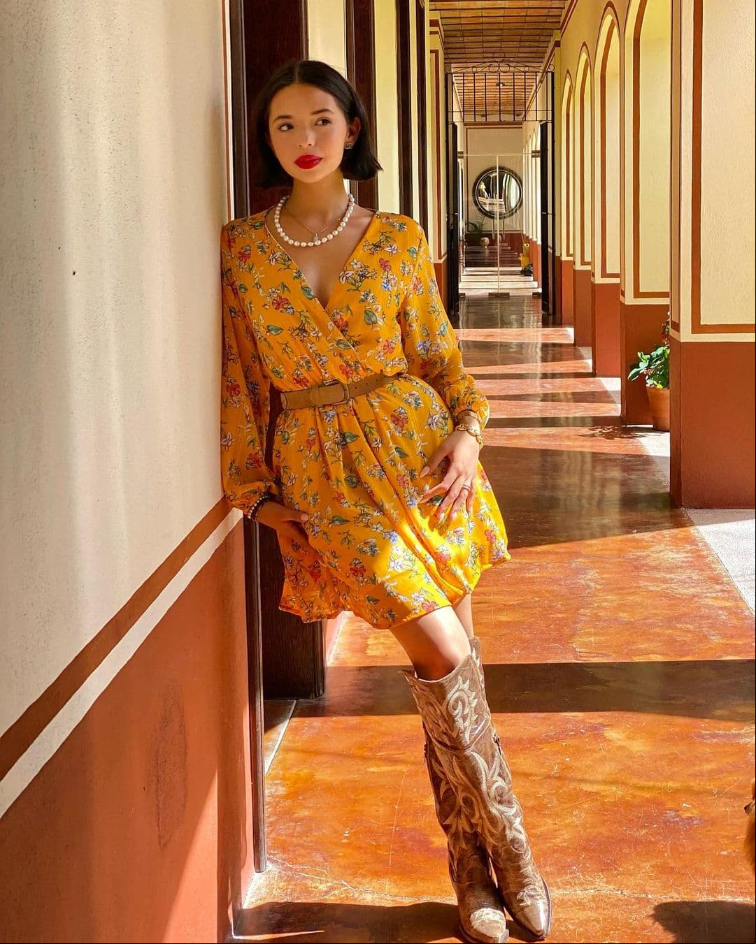 A sus cortos 17 años, la hija de Pepe Aguilar fue nomina a un Grammy y ha lanzado infinidad de sencillos que se ha posicionado exitosamente entre el gusto del público, sumando a ésto que se está convirtiendo en un referente en el mundo de la moda.