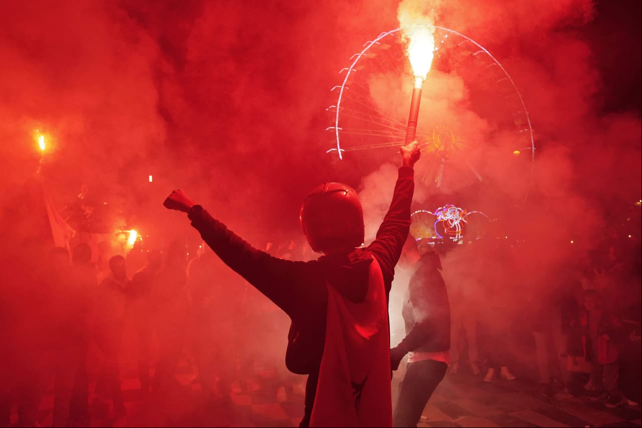 Marroquíes invaden calles y paralizan ciudades en España tras triunfo de su selección