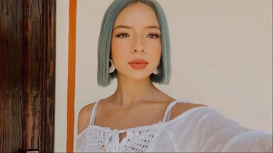 Y es que hace unas semanas la cantante compartió en TikTok el paso a paso de la primera transformación en la que presumió un un tono verde azulado en el cabello.