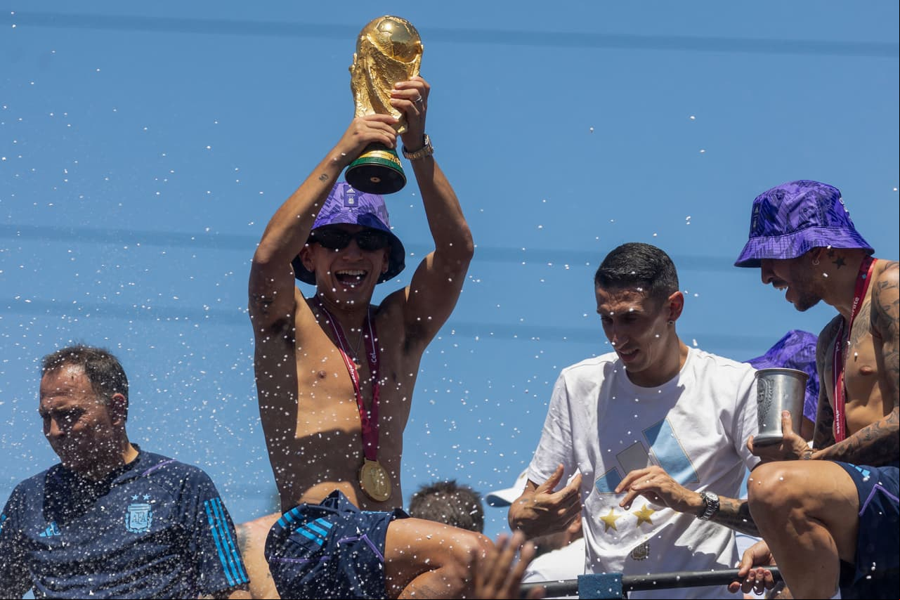 Festejos de la selección argentina en Buenos Aires tras ganar el Mundial Qatar 2022.