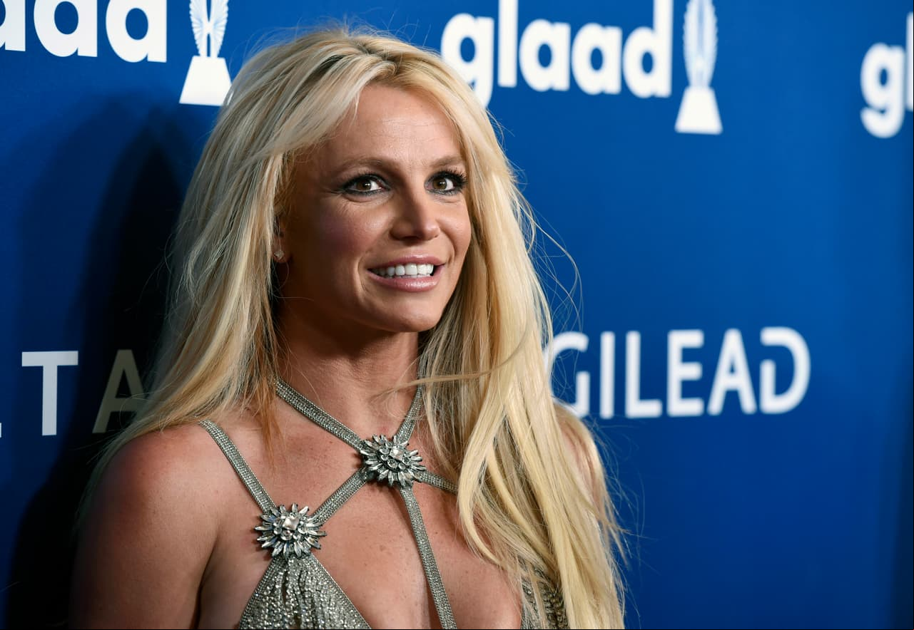 Britney Spears. La integrante de “El Club de Mickey Mouse” alcanzó la fama con el tema “Baby one more time” (1998) cuando tenía 20 años, pero su problema con las drogas la llevaron a raparse y más tarde, a ser internada en un centro de rehabilitación.
