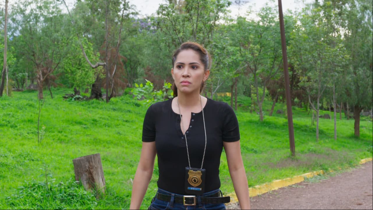 'Karina' sorprende a 'Samuel' por detrás y le dispara para detener su maldad.