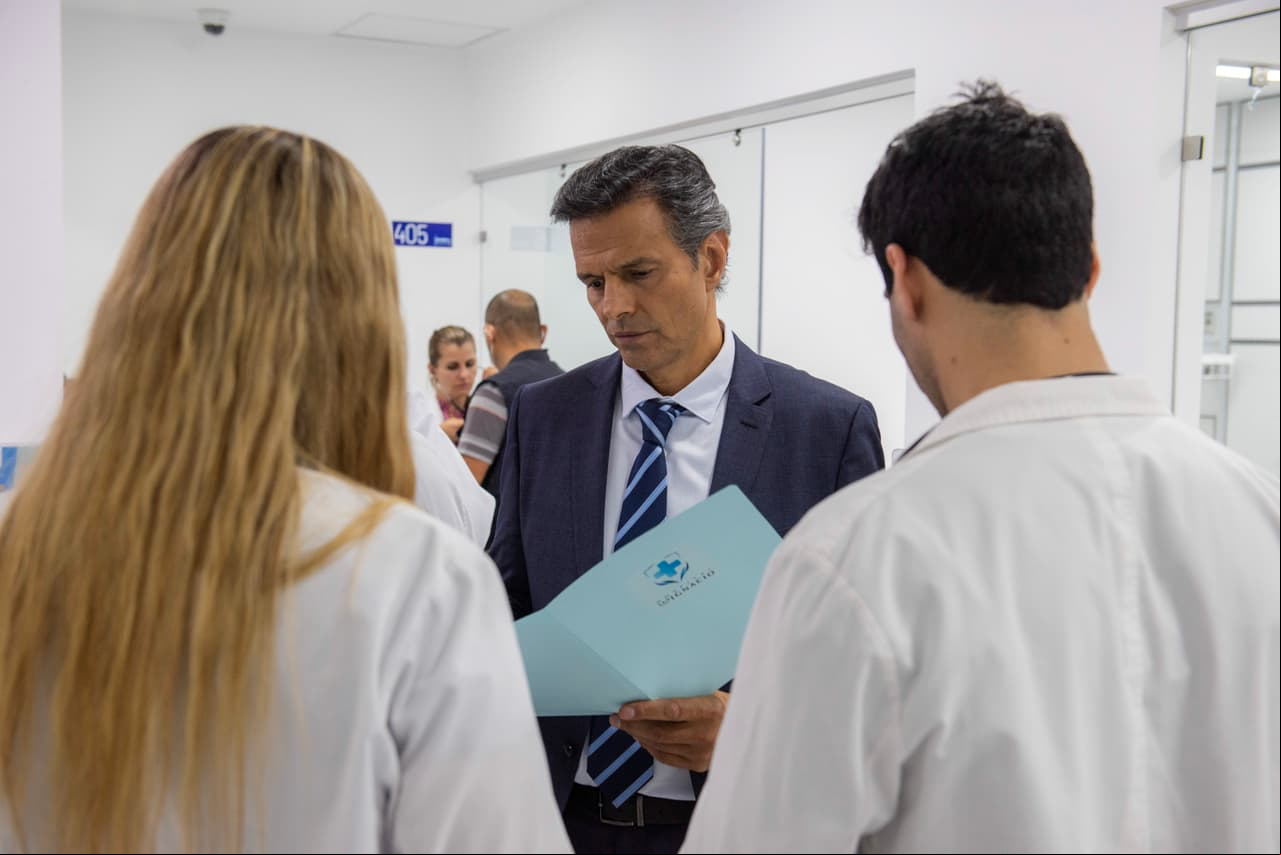 Agustín Arana realiza una participación especial en la telenovela como un médico que estudia el caso de 'Mariana'.