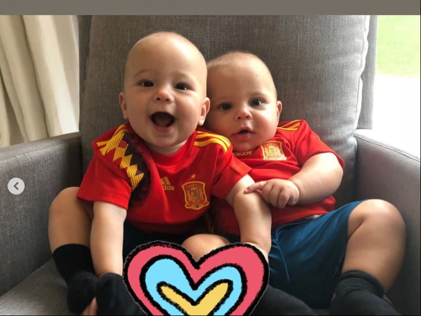 En otra de las fotos compartida durante el mundial pasado, los bebés lucieron muy tiernos al portar el uniforme de la selección española.