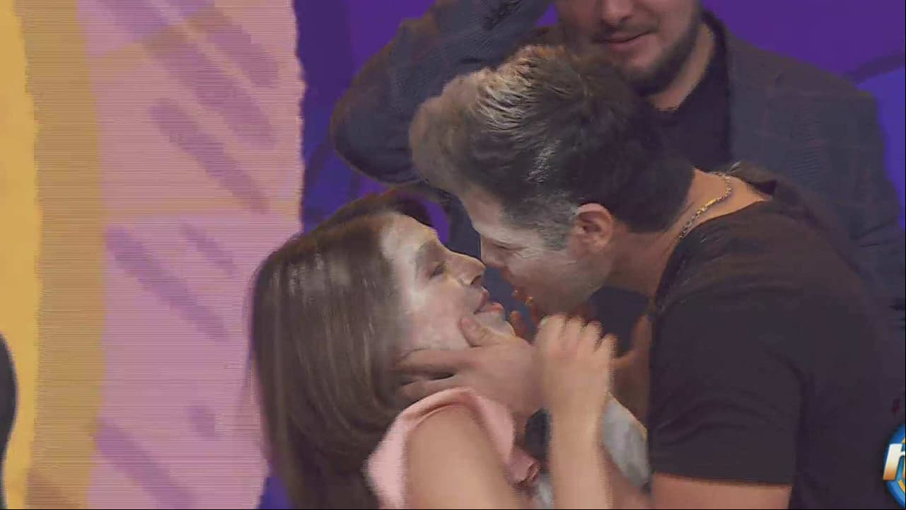 Moisés Peñaloza le declara su amor a Arantza Ruiz y le da tremendo beso en pleno programa en vivo de Hoy