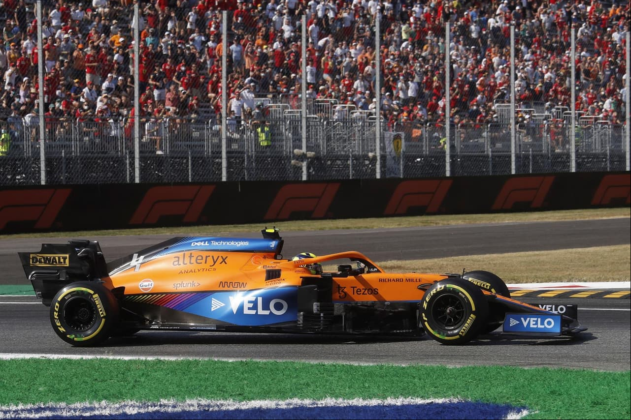 Daniel Ricciardo se lleva el Gran Premio de Italia y, en segundo lugar llegó su compañero Lando Norris, dandole a McLaren el uno dos en el podio. Max Verstappen y Lewis Hamilton tuvieron un incidente al inicio de la carrera, dejándolos fuera, mientras que Sergio Pérez llegó en tercer lugar pero tras una penalización, cayó a la quinta posición.