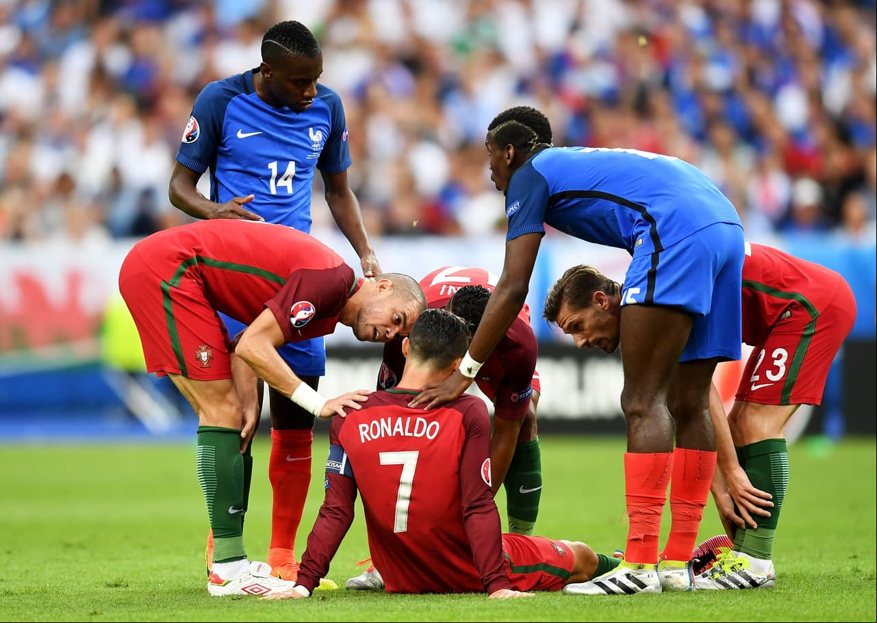 Cristiano Ronaldo abandonó la final de la Eurocopa a los 25 minutos de juego por lesión y las lágrimas de la figura portuguesa brotaron.