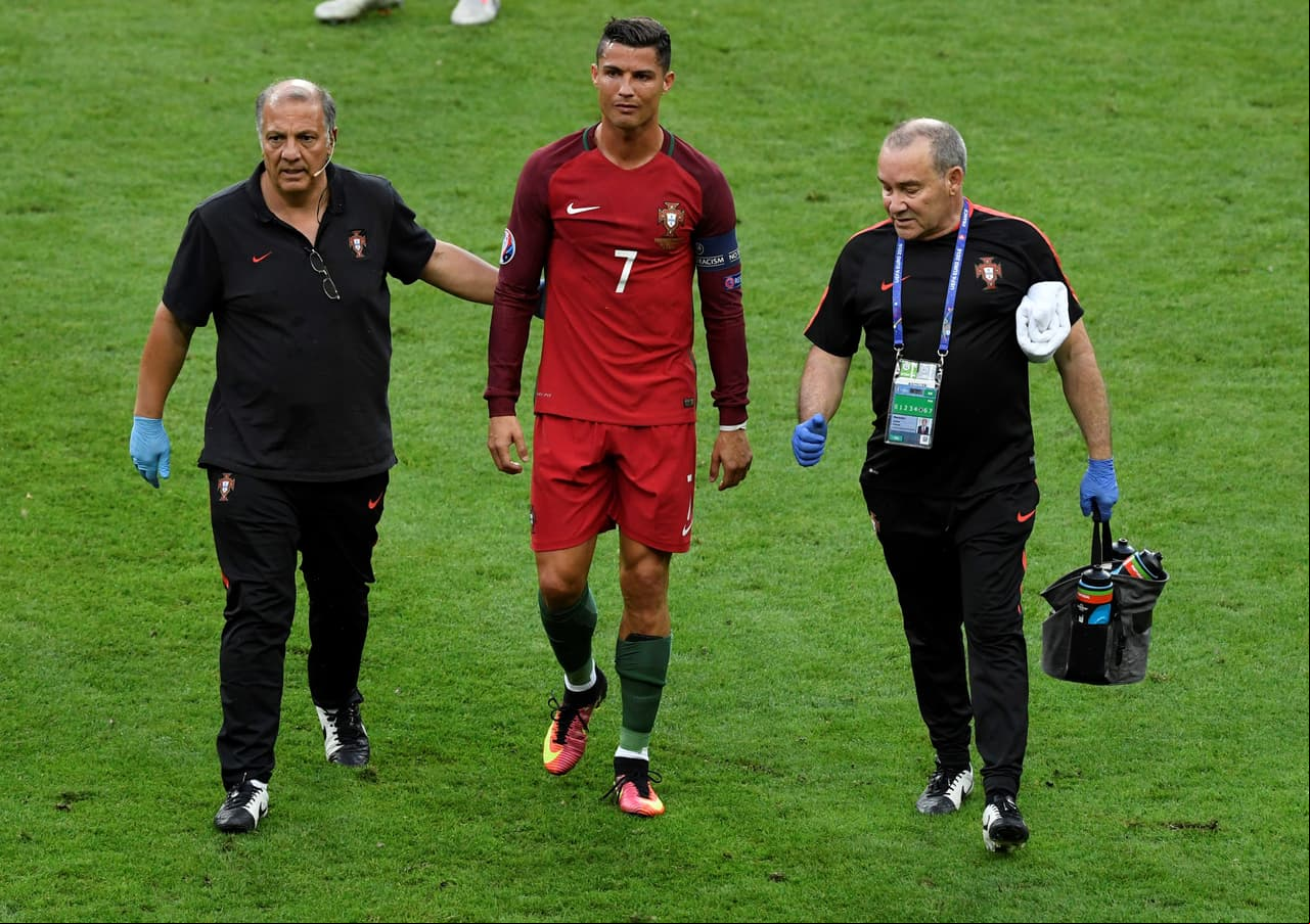 Cristiano Ronaldo abandonó la final de la Eurocopa a los 25 minutos de juego por lesión y las lágrimas de la figura portuguesa brotaron.