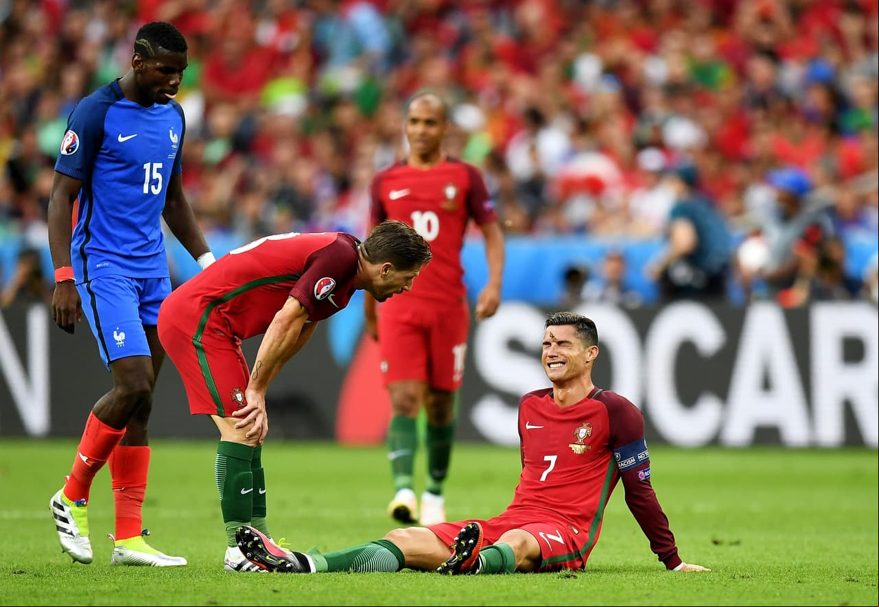 Cristiano Ronaldo abandonó la final de la Eurocopa a los 25 minutos de juego por lesión y las lágrimas de la figura portuguesa brotaron.