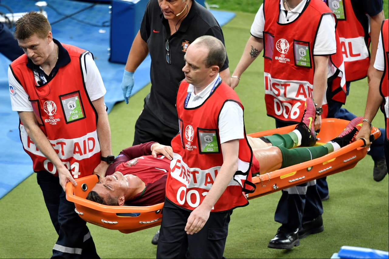Cristiano Ronaldo abandonó la final de la Eurocopa a los 25 minutos de juego por lesión y las lágrimas de la figura portuguesa brotaron.