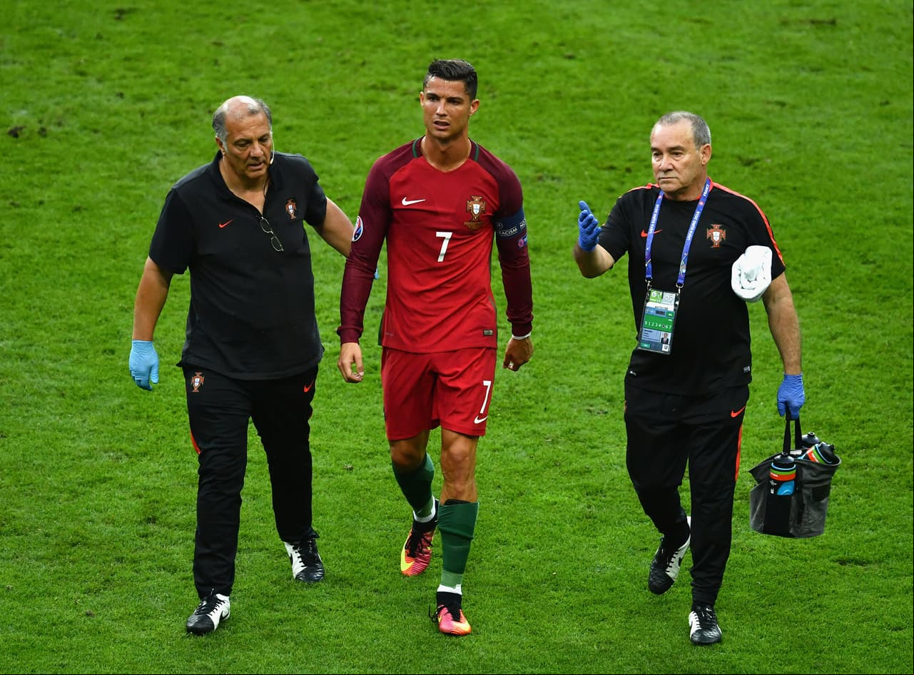 Cristiano Ronaldo abandonó la final de la Eurocopa a los 25 minutos de juego por lesión y las lágrimas de la figura portuguesa brotaron.