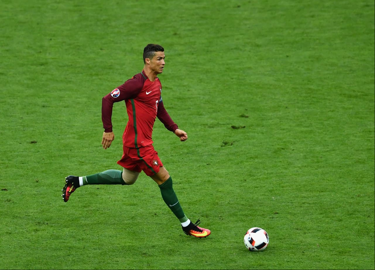 Cristiano Ronaldo abandonó la final de la Eurocopa a los 25 minutos de juego por lesión y las lágrimas de la figura portuguesa brotaron.
