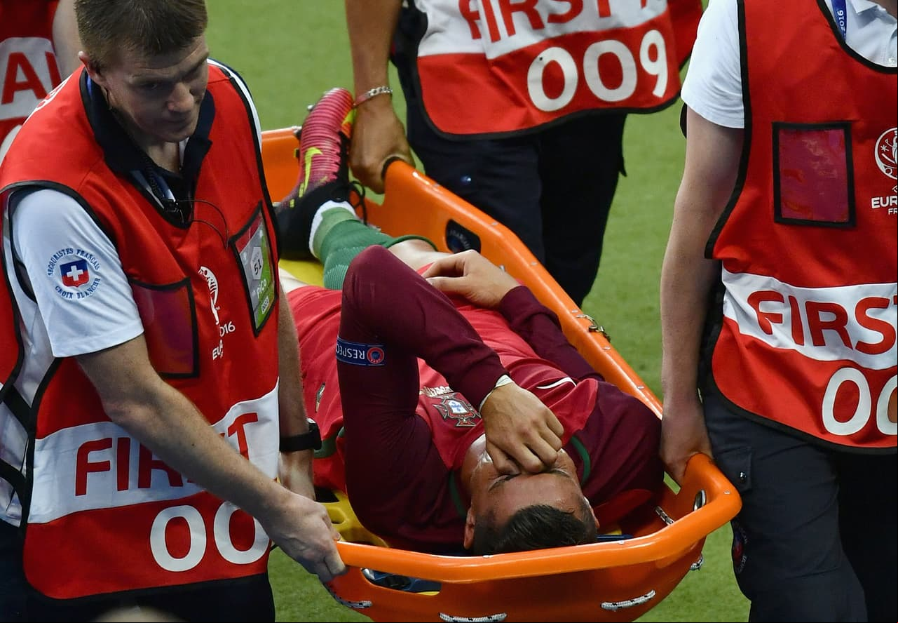 Cristiano Ronaldo abandonó la final de la Eurocopa a los 25 minutos de juego por lesión y las lágrimas de la figura portuguesa brotaron.