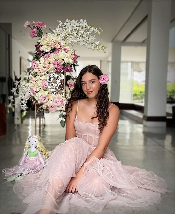 Fue a través de su cuenta oficial de Instagram que Mía Rubín Legarreta dejó ver el primer atuendo que lució en sus XV años. La adolescente portó un vestido en tono rosa pálido, con un corsé que remarcó la falda de tul.