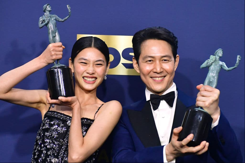 Mientras que Lee Jung-jae y HoYeon Jung de “Squid Game” se llevaron los honores de intérpretes principales.