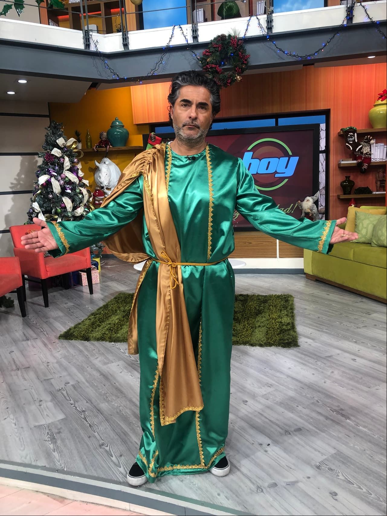 ¿José eres tú? ... Raúl Araiza listo para la pastorela.