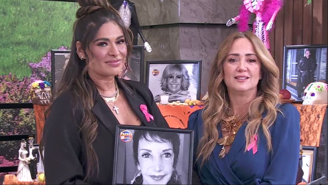 Muy conmovida, Andrea Legarreta colocó la foto de su mamá en la ofrenda por el Día de Muertos