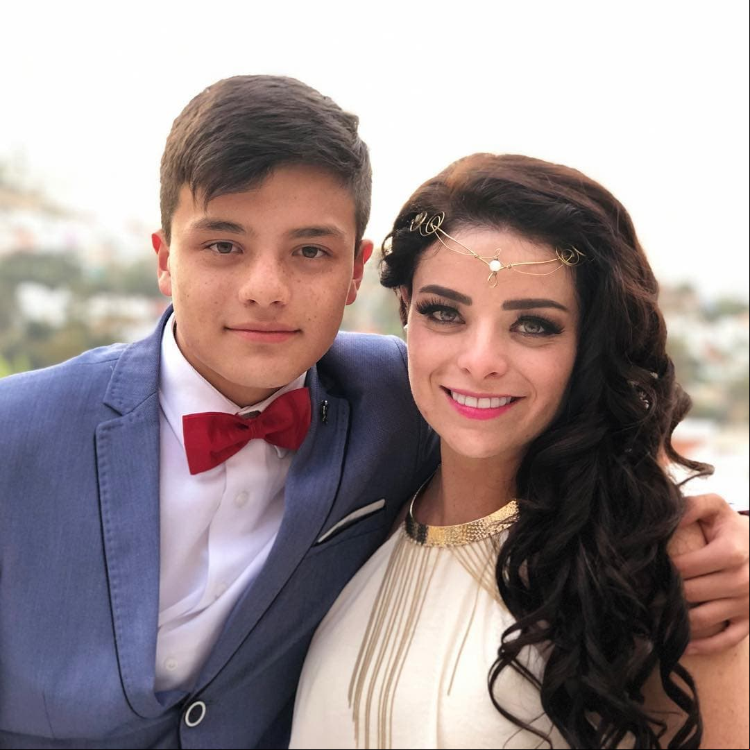 Violeta también le dedicó un mensaje especial a su hijo Omar: 'gracias por elegirme como tu mamá. Gracias por compartir mi felicidad. Gracias por tu apoyo incondicional siempre. Gracias por ser el extraordinario y maravilloso hijo que eres. ¡Te amo con todo mi corazón!'