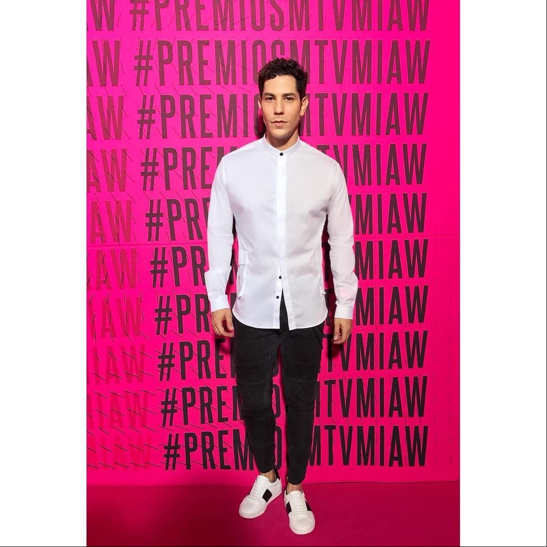 Christian Chávez, quien da vida a Gabo, lució guapísimo en la alfombra rosa.
