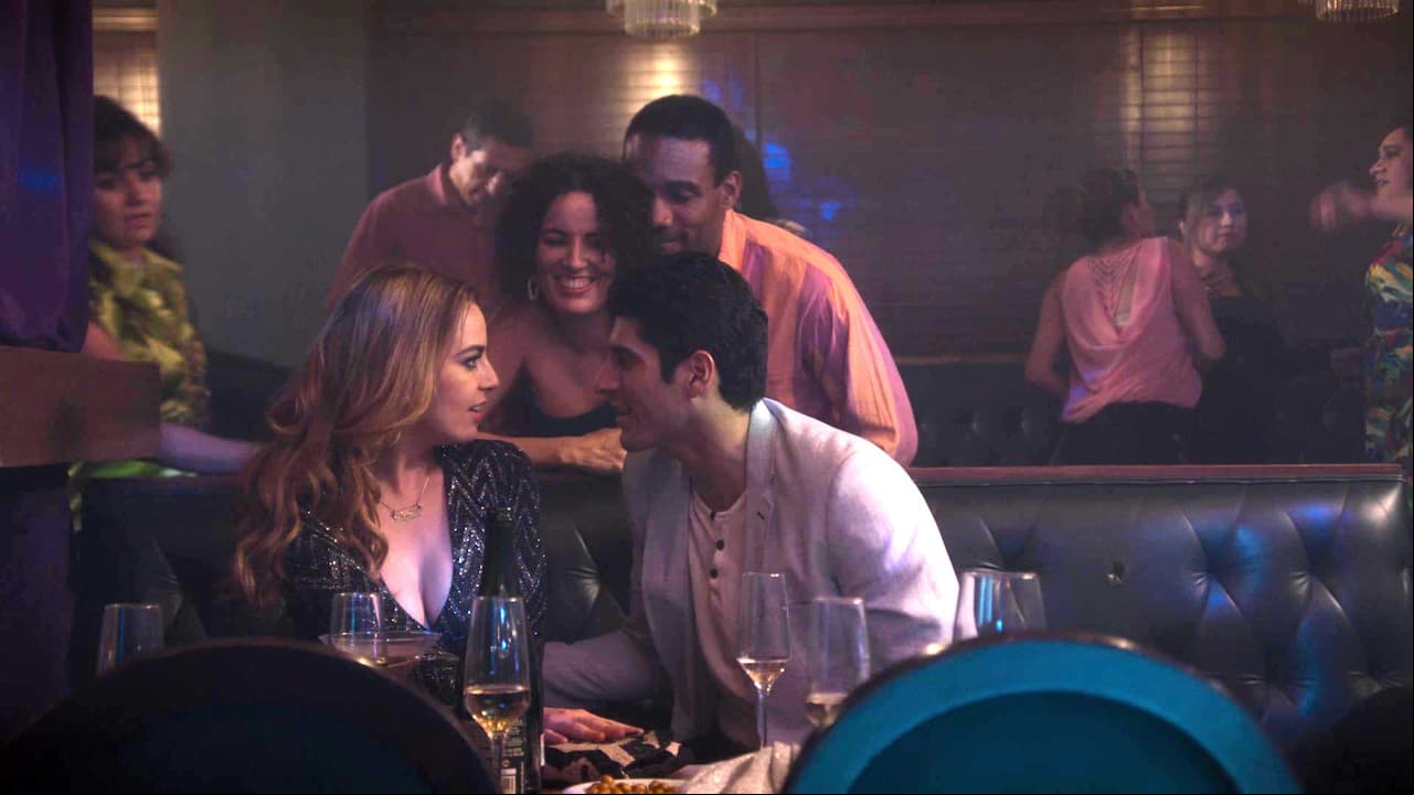 En una fiesta, Lupita conoce al jugador Héctor Fregoso.