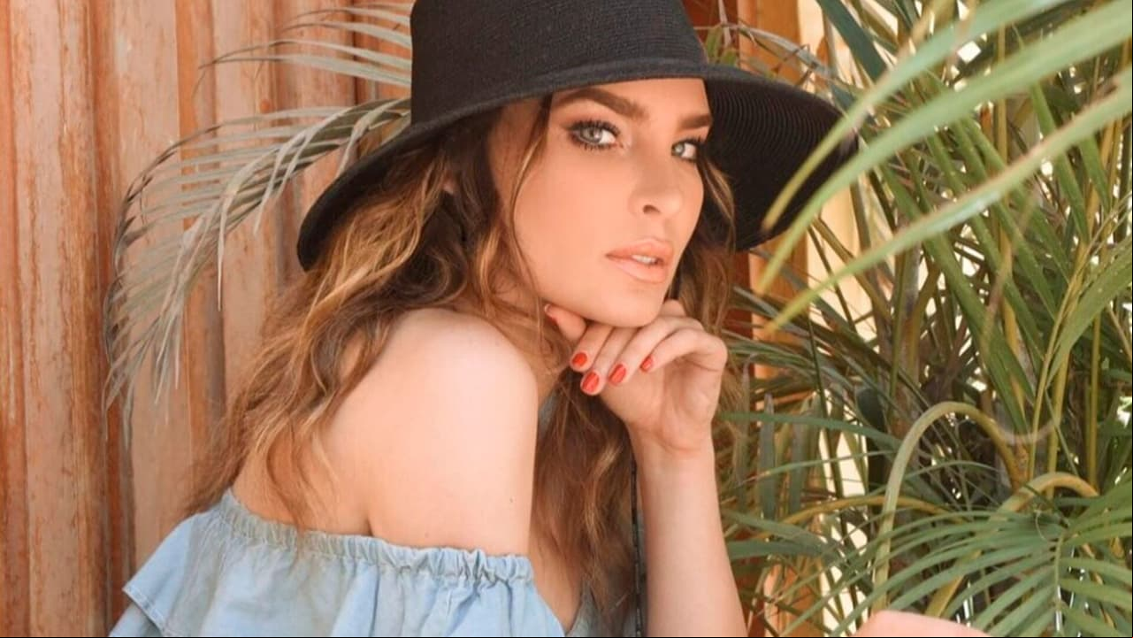 Belinda impacta al cantar triste canción de Shakira