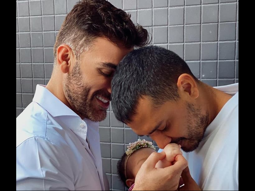“Me encantó la idea. Llegamos y todo era perfecto, el lugar, la comida, nosotros, y de pronto pidió que nos tomaran un video, se arrodilló y mi príncipe azul sacó el anillo. Claro que dije que sí, claro que quiero compartir mi vida contigo. ¡Enrique eres la persona que me hace volar!”, dijo el intérprete para acompañar su publicación, quien en noviembre pasado anunció que había adoptado una niña con su pareja.