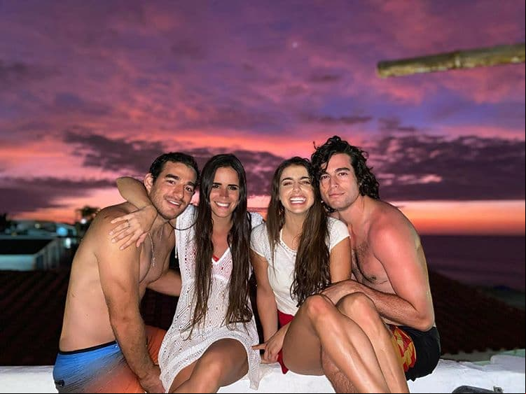 Leopoldo Carrera tiene un año menos que el actor, 30 años, y a través de su cuenta de Instagram se muestra como un amante de la naturaleza y istra la cuenta de su perrito Junona, un perro dóberman.