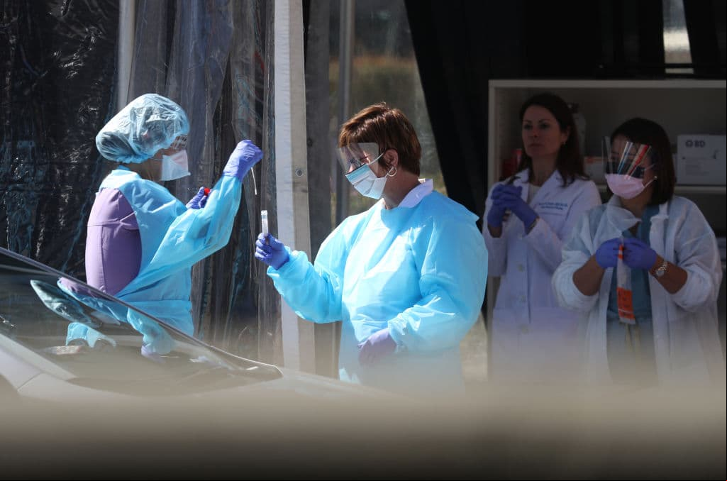 San Francisco, California.
<br>
<br>Al estilo de un restaurante de comida rápida, la fundación Kaiser Permanente colocó un 
<i>drive-thru</i> para pruebas de coronavirus.